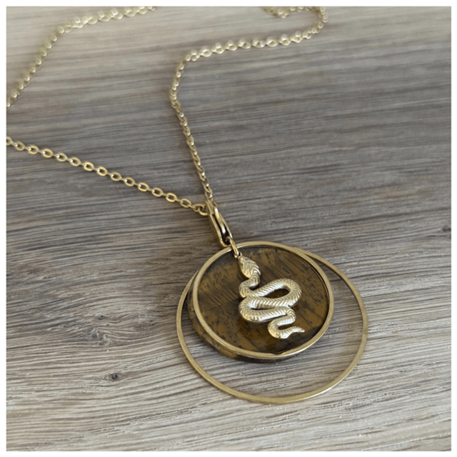 Collier serpent sur pastille oeil de tigre